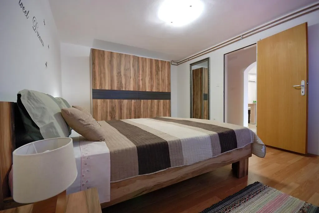 Apartment Luti Pula 0*,  Kroatien