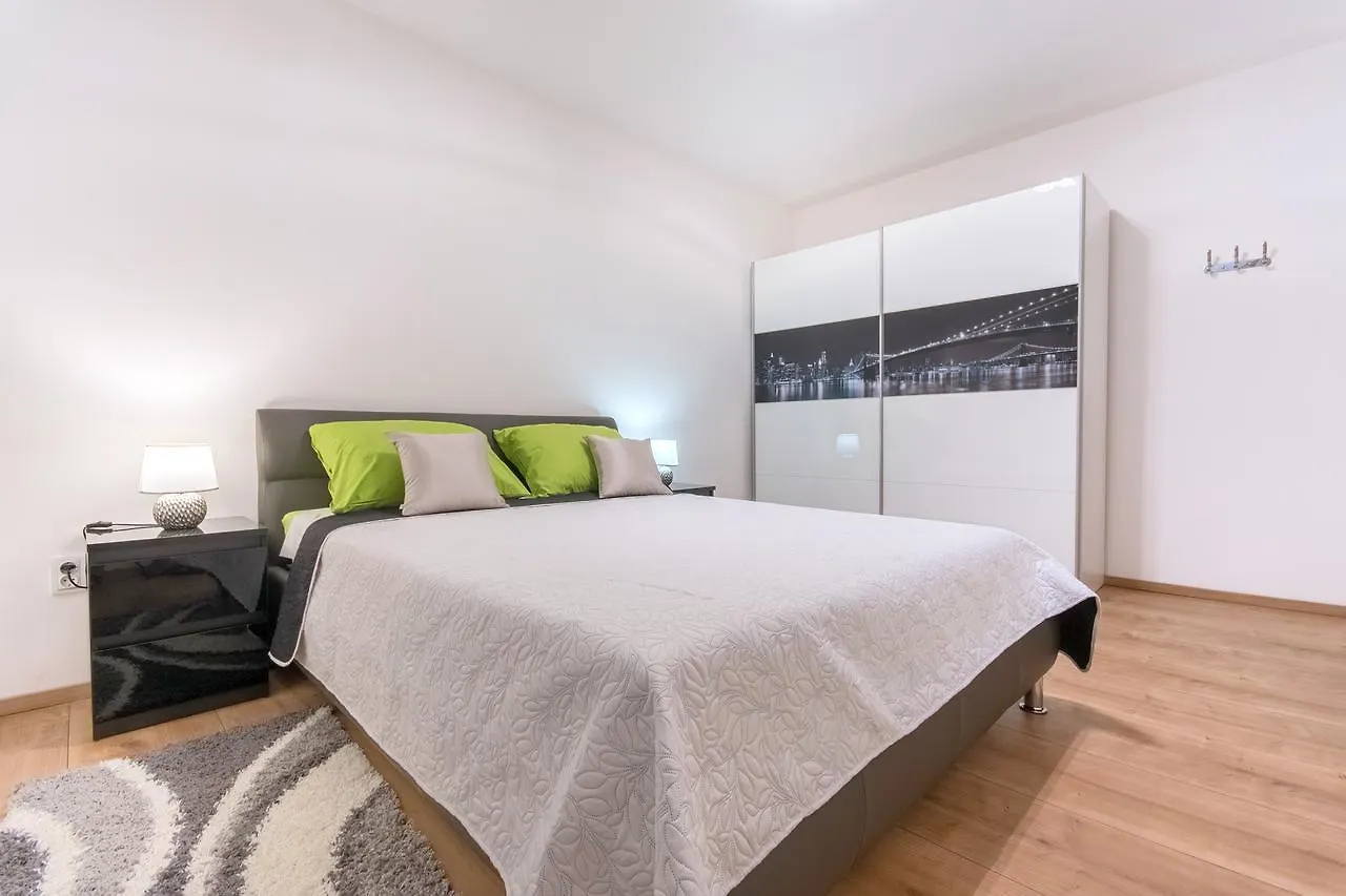 Apartment Luti Pula 0*,